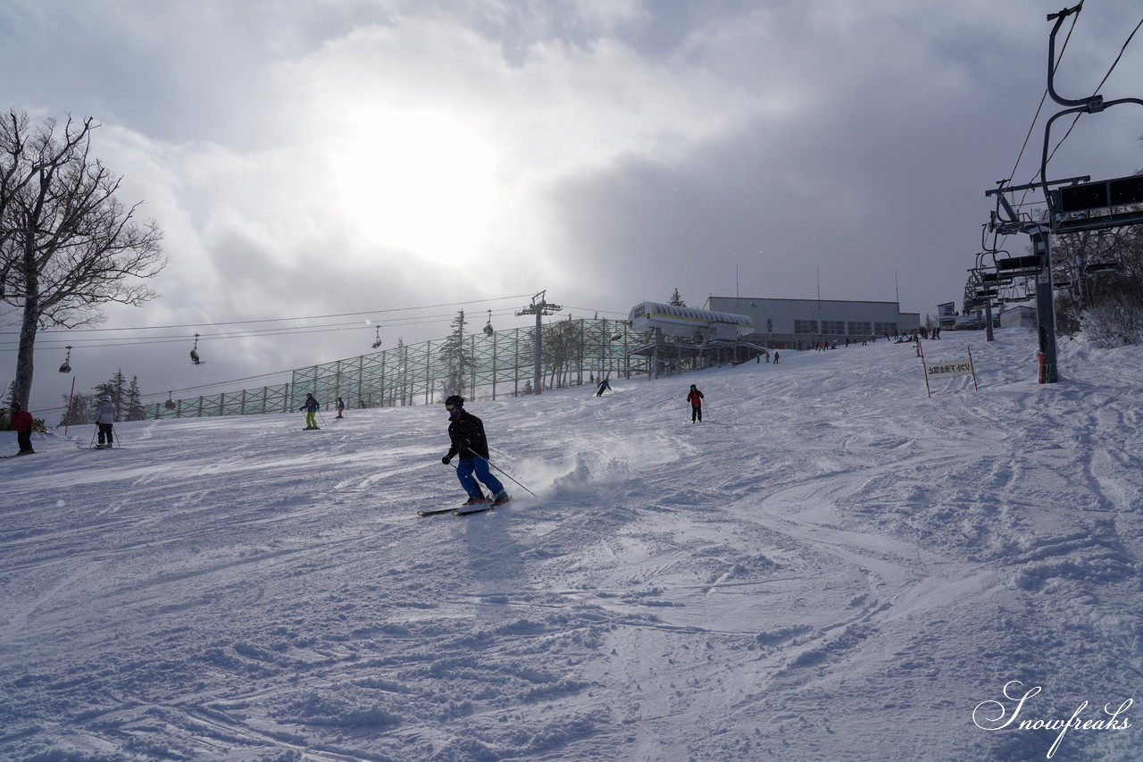 札幌国際スキー場 これぞ北海道。粉雪が降り積もったゲレンデはコンディション良好！そして、早くも全コース滑走可能です(*^^)v